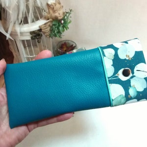 Semi-rigid glasses case in lined and padded imitation leather: useful and colorful protection recognizable at the bottom of your bag Turquoise feuillages
