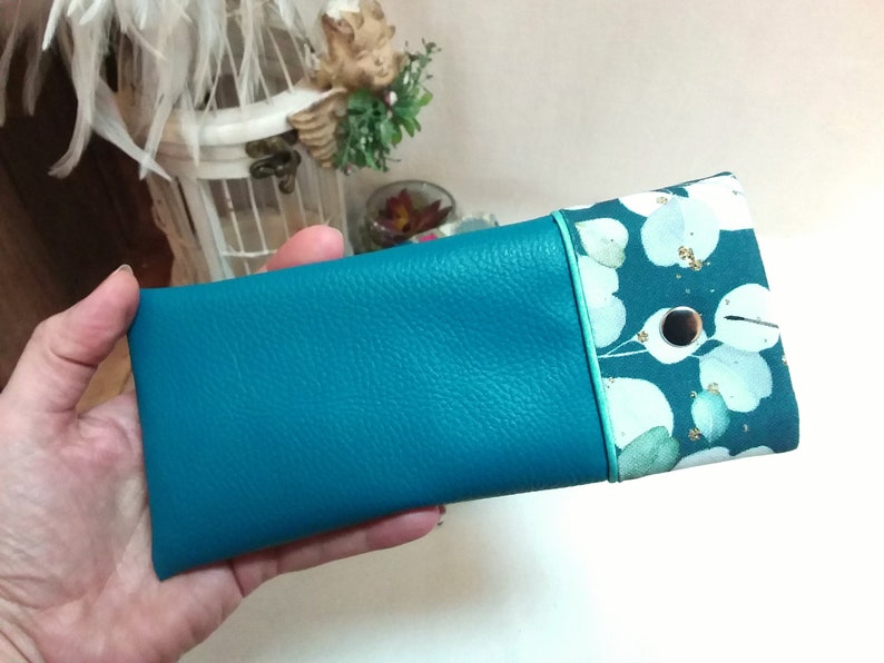 Semi-rigid glasses case in lined and padded imitation leather: useful and colorful protection recognizable at the bottom of your bag Turquoise feuillages