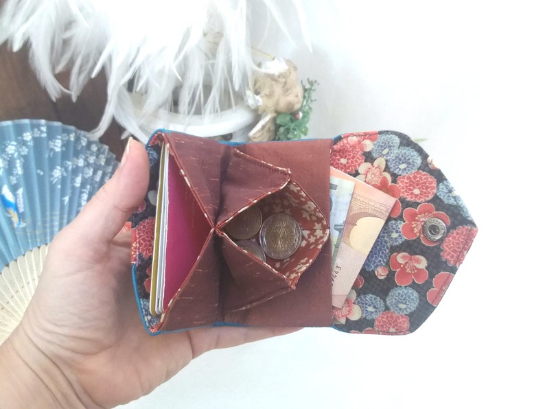 Le mini porte-monnaie portefeuille Origami en simili cuir avec ses soufflets intérieurs : il garde vos cartes et votre monnaie pour vous image 8