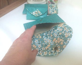 Portefeuille pochette en simili cuir vert turquoise et son coton fleuri : monnaie, cartes et papiers au même endroit !