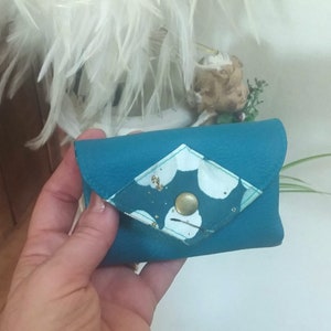 Ce porte-monnaie portefeuille Origami personnalisable en simili cuir turquoise foncé avec soufflets intérieurs fait le maximum pour vous Triangle de tissu