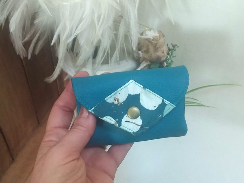 Ce porte-monnaie portefeuille Origami personnalisable en simili cuir turquoise foncé avec soufflets intérieurs fait le maximum pour vous Triangle de tissu