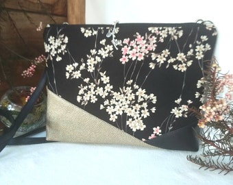 Sac pochette à bandoulière en simili cuir noir et coton japonais fleurs de cerisier, idée cadeau femme