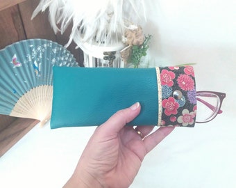 Semi-rigid glasses case in lined and padded imitation leather: useful and colorful protection recognizable at the bottom of your bag