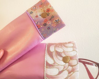 Halfstijve brillenkoker van paars kunstleer, gevoerd en gewatteerd met gebloemd Japans katoen