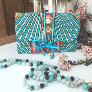 Pochette organisateur de bijoux : un étui de rangement pour ses bijoux, à la maison comme en voyage image 1