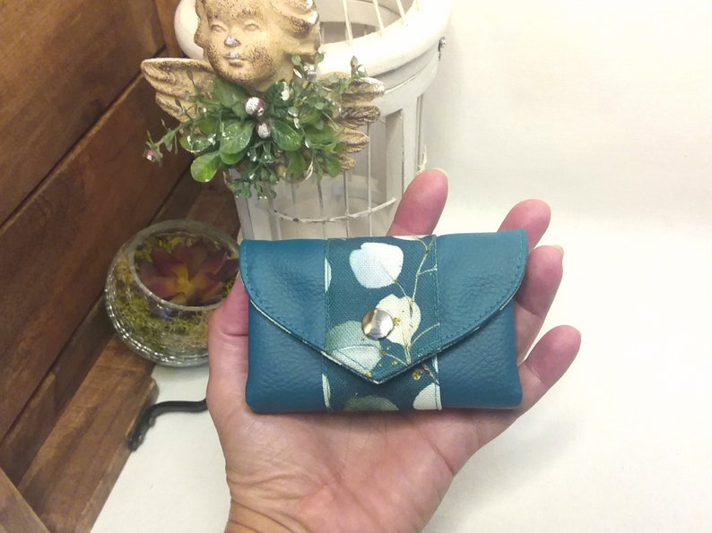 Ce porte-monnaie portefeuille Origami personnalisable en simili cuir turquoise foncé avec soufflets intérieurs fait le maximum pour vous Bande de tissu