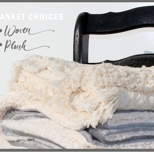 Pu&ograve; includere: Due coperte impilate su una sedia nera. La coperta superiore &egrave; tessuta e ha una frangia. La coperta inferiore &egrave; in peluche e ha un motivo a strisce grigie e bianche. Il testo "BLANKET CHOICES" &egrave; in alto nell'immagine. Il testo "Woven" e "Plush" sono elencati sotto.