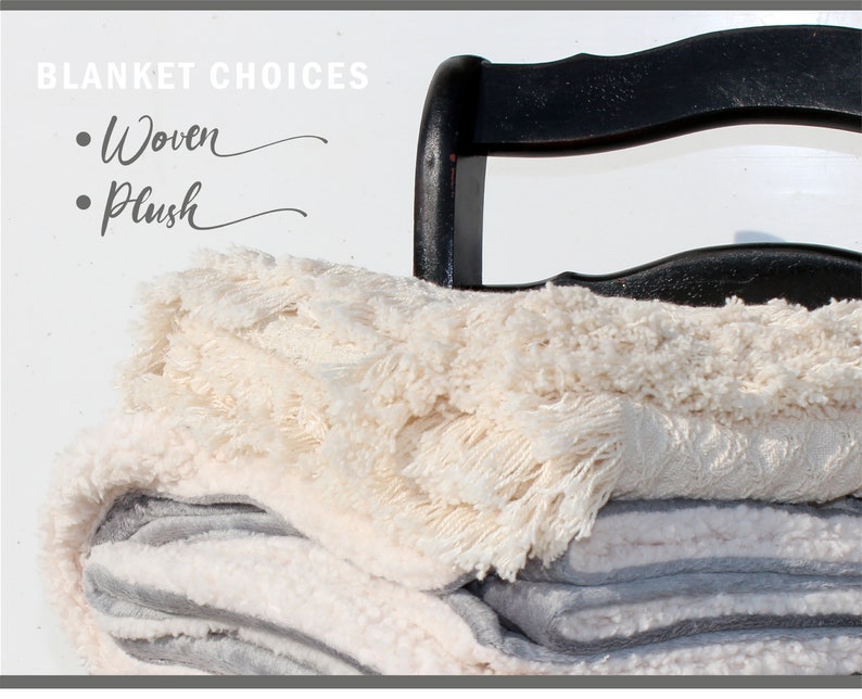 Pu&ograve; includere: Due coperte impilate su una sedia nera. La coperta superiore &egrave; tessuta e ha una frangia. La coperta inferiore &egrave; in peluche e ha un motivo a strisce grigie e bianche. Il testo "BLANKET CHOICES" &egrave; in alto nell'immagine. Il testo "Woven" e "Plush" sono elencati sotto.