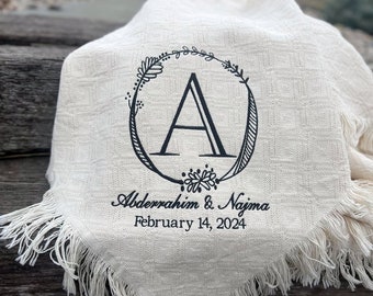 Couverture de MARIAGE personnalisée avec nom de famille INITIALE | jetés brodés | afghan personnalisé | cadeau de mariage | cadeau personnel pour jeunes mariés | Etats-Unis