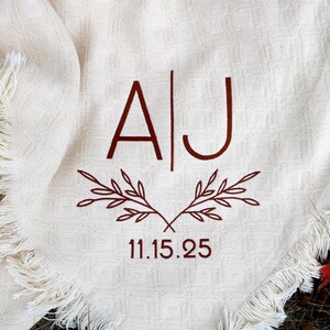 Coperte nuziali personalizzate con le loro iniziali / plaid ricamati / coperta con monogramma personalizzato / regalo di nozze personalizzato / nuova coppia USA immagine 3