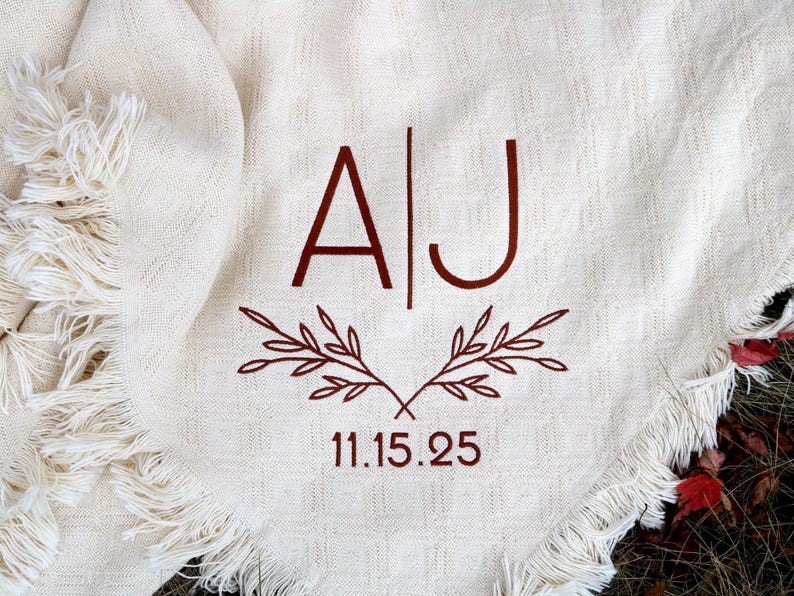 Coperte nuziali personalizzate con le loro iniziali / plaid ricamati / coperta con monogramma personalizzato / regalo di nozze personalizzato / nuova coppia USA immagine 3