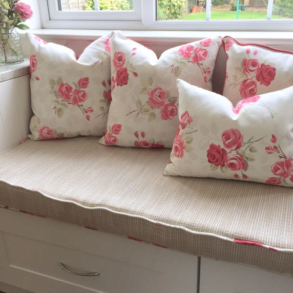 Housse de coussin fleur rose. Coussin en velours rose. Coussin fleurs rouges. Coussin fleuri. Coussin d'été. Coussin shabby chic. Coussin chalet