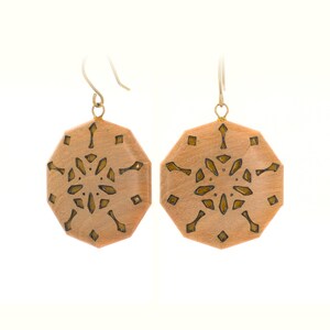 Orecchini pendenti in legno di ulivo selvatico, realizzati a mano · intagliati geometricamente · pezzo unico · titanio ipoallergenico · n. 10016
