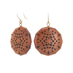 Orecchini pendenti in legno di mopane realizzati a mano · intagliati geometricamente · pezzo unico · titanio ipoallergenico · n. 10037
