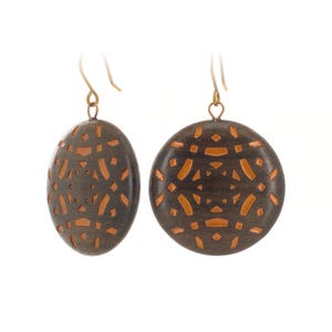 Orecchini pendenti in legno Chacate Preto realizzati a mano · intagliati geometricamente · pezzo unico · titanio ipoallergenico · n. 10024