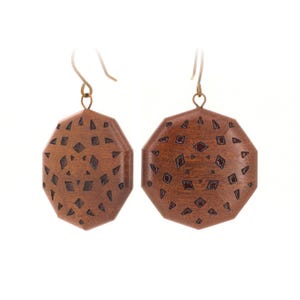 Orecchini pendenti in legno di mopane realizzati a mano · intagliati geometricamente · pezzo unico · titanio ipoallergenico · n. 10006