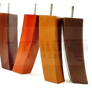 Könnte beinhalten: Vier Holzbeine für Möbel in verschiedenen Farben: Natur, Dunkelbraun, Orange und Hellbraun. Jedes Bein hat eine geschwungene Form und eine Metallschraube oben.