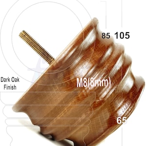 Può includere: Gambe per mobili in legno con finitura rovere scuro con inserto in metallo filettato. La gamba ha un diametro di 6,5 pollici e un'altezza di 4,1 pollici. L'inserto filettato è M8 (8 mm).