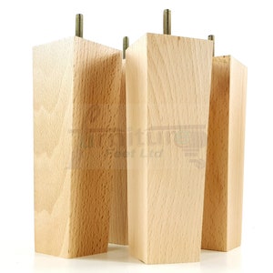 Puede incluir: Cuatro patas de muebles de madera sin terminar con un inserto de metal roscado en la parte superior. Las patas miden aproximadamente 15 cm de alto.