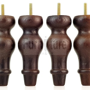 Puede incluir: Cuatro patas de mueble de madera marrón oscuro con un diseño torneado. Cada pata tiene un perno roscado de metal para la fijación. Las patas son de madera y tienen un acabado liso y pulido. Las patas están diseñadas para su uso en muebles como sofás, sillas y mesas.