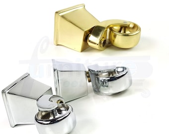 Pode incluir: Dois conjuntos de rodízios para móveis, um conjunto em latão polido e um conjunto em cromo. Cada rodízio tem uma base quadrada e uma roda redonda.