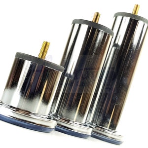 Op de afbeelding: Drie verchroomde meubellepoten in verschillende hoogtes. Elke poot heeft een schroefdraadmetalen top en een zwarte rubberen basis.