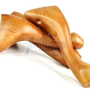 Puede incluir: Tres patas de muebles de madera con un diseño curvo. Las patas son de madera marrón claro y tienen un acabado liso.