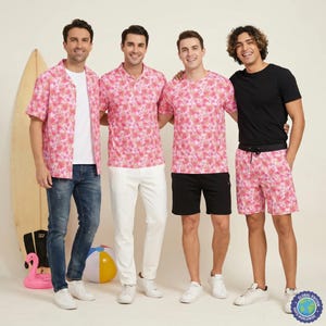 Puede incluir: Cuatro personas visten diversas prendas con un estampado floral rosa y naranja. Las prendas incluyen una camisa de manga corta, un polo, una camiseta de cuello redondo y pantalones cortos, combinados con vaqueros azules, pantalones blancos y pantalones cortos negros.
