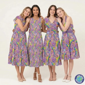 Peut inclure: Quatre robes sans manches arborant un motif multicolore vibrant composé d'arcs-en-ciel tourbillonnants, de nuages violets et de personnages fantaisistes. Les coupes varient, incluant des jupes à étages, des formes trapèze et des corsages croisés.