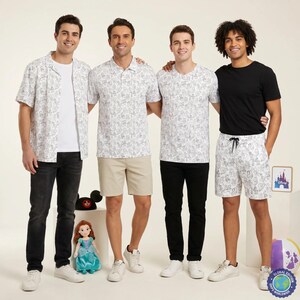 Puede incluir: Cuatro personas visten diversas prendas con un patrón de líneas grises de personajes de Disney. Los conjuntos incluyen una camisa de manga corta, un polo, una camiseta con cuello en V y pantalones cortos, combinados con pantalones negros o beige.