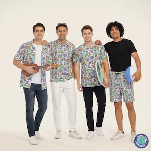 Könnte beinhalten: Vier Personen tragen Kleidung mit einem bunten Cartoon-Figuren-Druck. Das Outfit umfasst ein kurzärmeliges Hemd, ein Poloshirt, ein T-Shirt mit Rundhalsausschnitt und eine gemusterte Shorts, die alle ein tropisches Thema mit Palmen zeigen.