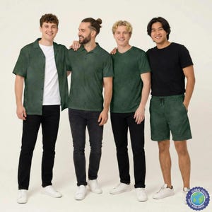 Puede incluir: Cuatro personas con ropa de estampado verde. Una lleva una camisa verde de manga corta sobre una camiseta blanca y vaqueros negros. Otra lleva un polo verde y vaqueros negros. Una tercera lleva una camiseta verde y vaqueros negros. La cuarta lleva una camiseta negra y pantalones cortos verdes estampados.