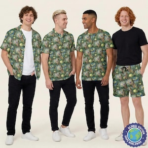 Op de afbeelding: Een collectie kledingstukken met een abstract botanisch patroon in groen, geel en blauw. De items bestaan uit een overhemd met korte mouwen over een wit T-shirt, een poloshirt, een T-shirt met ronde hals en een korte broek met trekkoord.