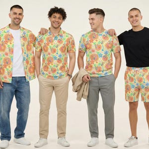 Könnte beinhalten: Vier Personen tragen Kleidung mit gelbem Blumenmuster. Die Outfits bestehen aus einem kurzärmeligen Hemd über einem weißen T-Shirt, einem Poloshirt, einem T-Shirt mit Rundhalsausschnitt und Shorts. Die Kleidung wird mit blauen Jeans, beigen und grauen Hosen kombiniert.