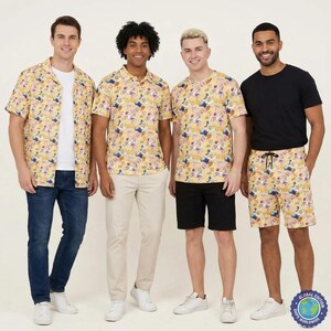 Könnte beinhalten: Eine Kollektion von Kleidungsstücken aus gelbem Stoff mit einem sich wiederholenden Muster aus Disney-Figuren, darunter Donald Duck und Daisy Duck. Das Set umfasst ein kurzärmeliges Hemd, ein Poloshirt, ein T-Shirt und eine Shorts mit Kordelzug.