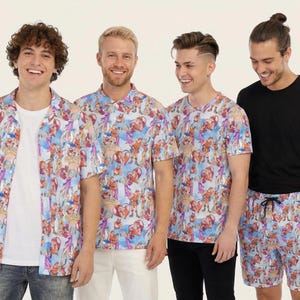Peut inclure: Quatre personnes portant différentes tenues avec un imprimé assorti. L'imprimé présente un motif coloré sur fond bleu clair. Les tenues comprennent une chemise boutonnée, un t-shirt, un t-shirt noir et un short.