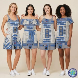 Puede incluir: Cuatro vestidos con un estampado gráfico de droide R2-D2 en azul, gris y blanco. Los estilos incluyen un vestido sin mangas, un vestido con hombros descubiertos con escote de volantes y lazo en la cintura, un vestido de tirantes y un vestido tipo camiseta.