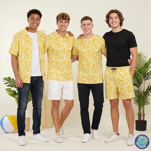 Peut inclure: Quatre personnes portant des vêtements jaunes à motifs d'agrumes et d'ananas. Les tenues comprennent une chemise à manches courtes, un polo, un t-shirt et un short, associés à divers pantalons en jean, blancs et noirs.