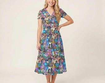 Puede incluir: Un vestido midi con escote en V y mangas cortas, que presenta un estampado multicolor vibrante de varios personajes y escenas animadas en tonos azul, morado, rosa y amarillo sobre un fondo claro.