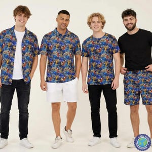 Könnte beinhalten: Vier Personen tragen passende Hemden und Shorts mit einem farbenfrohen, gemusterten Design. Die Hemden sind kurzärmelige Button-Downs, T-Shirts und ein schwarzes T-Shirt. Die Shorts sind weiß und gemustert. Der Hintergrund ist schlicht weiß.