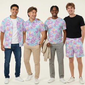 Può includere: Quattro persone indossano camicie, pantaloncini e pantaloni abbinati dai colori pastello. Le camicie hanno uno stile button-down, polo e girocollo. I pantaloncini hanno un cordoncino. L'abbigliamento presenta un motivo astratto colorato.