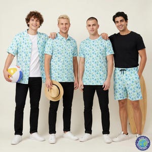 Puede incluir: Cuatro personas con ropa estampada en azul claro y verde. Una lleva una camisa de manga corta sobre una camiseta blanca con pantalones negros, otra un polo con pantalones negros, una tercera una camiseta con pantalones negros y una pantalones cortos.