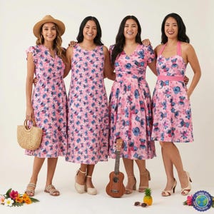 Peut inclure: Quatre robes en tissu rose avec un motif répétitif de personnages Stitch bleus et de petits cœurs. Les robes varient en style, incluant des manches à volants, des coupes sans manches, des corsages croisés et un décolleté dos nu avec une ceinture rose.