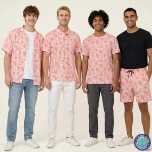 Op de afbeelding: Vier mensen in verschillende outfits. Twee dragen shirts met korte mouwen met een roze en perzik patroon. Eén heeft een t-shirt met hetzelfde ontwerp. De vierde draagt een zwart t-shirt en een roze korte broek met hetzelfde patroon.