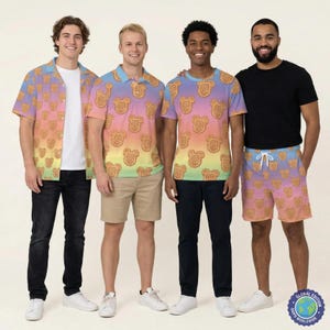 Peut inclure: Quatre personnes portant des vêtements avec un motif répétitif de gaufres Mickey Mouse orange sur un fond dégradé arc-en-ciel. Les articles incluent une chemise à manches courtes, un polo, un t-shirt à col rond et un short à cordon.