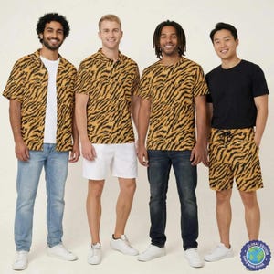 Peut inclure: Quatre personnes portant des vêtements à rayures de tigre : une chemise à manches courtes sur un t-shirt blanc avec un jean bleu clair, un polo à rayures de tigre avec un short blanc, un t-shirt à rayures de tigre avec un jean foncé et un t-shirt noir avec un short à rayures de tigre.
