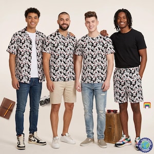 Puede incluir: Una colección de prendas con un patrón repetitivo de Mickey Mouse. El conjunto incluye una camisa de manga corta con botones, un polo, una camiseta de cuello redondo y un pantalón corto, todos con el mismo estampado en negro, blanco y rojo.