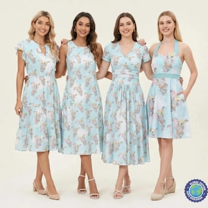 Peut inclure: Quatre robes bleu clair avec un motif répétitif du personnage Dumbo. Les modèles incluent une robe à volants et manches courtes, une robe sans manches, une robe à corsage croisé et une robe dos nu avec un décolleté en forme de cœur.