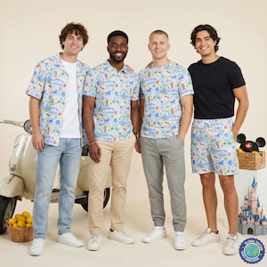 Könnte beinhalten: Ein hellblaues, kurzärmeliges Hemd mit Knopfleiste und passende Shorts mit einem wiederkehrenden Muster aus bunten Symbolen wie einem Schloss, einem Roller und dem Text La Dolce Vita & Pizza Deal, kombiniert mit hellblauer Jeans, beiger Hose und grauer Jogginghose.